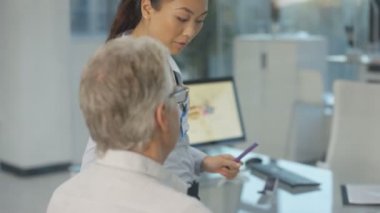 bir hasta incelenmesi ve işitme kaybı hakkında açıklayan 4 k Odyoloji doktor