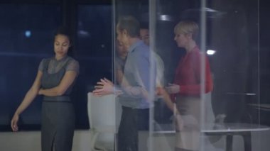 4 k karışık etnik köken iş çalışma grubu geç, ofiste sohbet