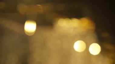 4 k Shimmering altın parçacıkları altın külçelerini odak yığını dışından yansıyan