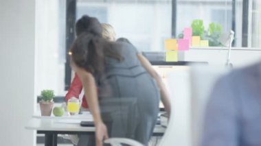 bilgisayarlarda çalışma ve modern Office belgeleri üzerinde seyir 4 k ofis çalışanları