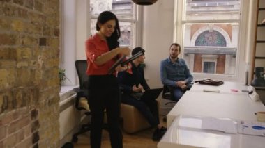 4 k genç rahat iş takım çalışma birlikte yaratıcı şehir ofisi