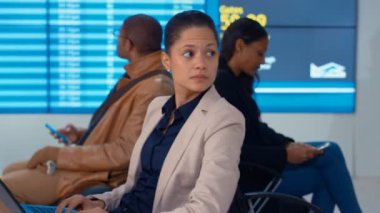 4 k seyyar grubu gidiş levhaları önünde teknolojisiyle havaalanında