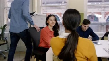 4 k genç rahat iş takım bir toplantının Şehir Ofisi