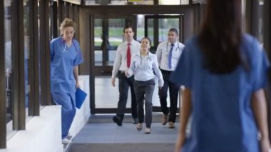 4k hastane Koridordan yürürken bir tartışma sahip hekimlerin