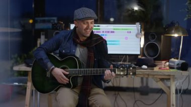 şarkı kayıt ve akustik gitar çalmaya adam 