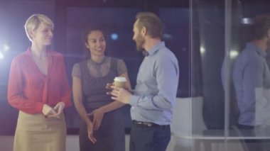 4 k karışık etnik köken iş çalışma grubu geç, ofiste sohbet