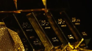 4k yakın up üzerinde dönen parıldayan altın bar standı, servet ve lüks konsepti.