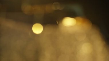 4 k Shimmering altın parçacıkları altın külçelerini odak yığını dışından yansıyan