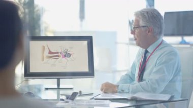 4k gösteren hasta modern Odyoloji Doktor Merhaba teknoloji işitme cihazı ve açıklayan
