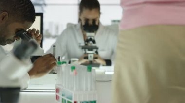 4 k tıbbi araştırma ekibi modern laboratuvar teknolojisi ile çalışıyor