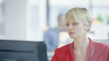 4 k beyaz iş kadını bilgisayar masasının başında çalışan ve meslektaşım için konuşuyor