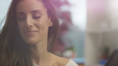 4 k mutlu kadın evde telefonda konuşurken ve dizüstü bilgisayarda çalışma
