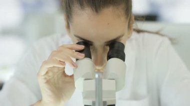 mikroskop bakarak laboratuarında çalışan tıbbi araştırmacı, 4k yakın çekim