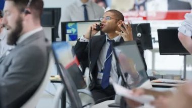 meşgul Ticaret Odası telefonla zor bir anlaşma müzakere 4 k mali tüccar