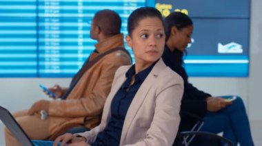 4 k seyyar grubu gidiş levhaları önünde teknolojisiyle havaalanında