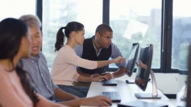 bilgisayar ve yardım yetişkin eğitimi sınıfta veren öğretmen üzerinde 4 k öğrencileri.