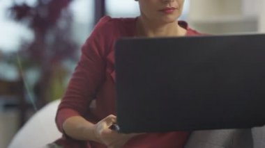 4k çekici kadınsı kadın dizüstü evde, yumuşak doğal aydınlatma ile kullanma