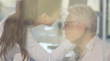 4 k olgun adamla sağırlık işitme cihazı için doktor tarafından monte ediliyor