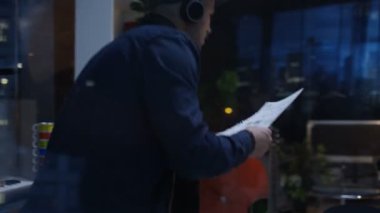 Studio bilgisayarda şarkı kayıt, Afrikalı kadın kağıt notları ile veren şarkıcı adam 