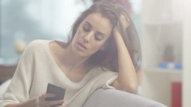 4k Smartphone cep telefonu ile evde mutsuz veya kızgın kadın manifatura portresi