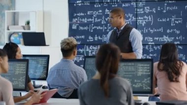 bilgisayarlarda çalışma ve yetişkin eğitimi sınıfta öğretmen dinlerken 4 k öğrencileri