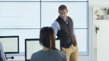 bilgisayar ve yardım yetişkin eğitimi sınıfta veren öğretmen üzerinde 4 k öğrencileri.