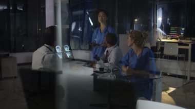 4 k tıbbi ekip gece vardiyasındaki hasta taramalar arıyorsunuz bir toplantısı