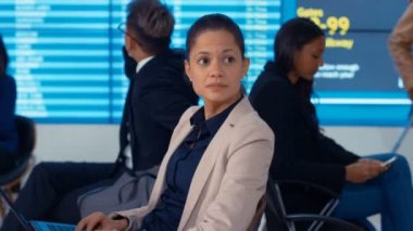 4 k seyyar grubu gidiş levhaları önünde teknolojisiyle havaalanında