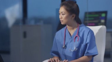 hasta x ışınları eğitim ve bilgisayarda çalışan modern hastanede 4k hemşire