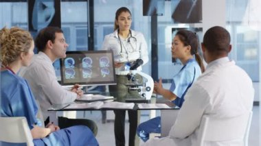 4 k tıbbi ekip toplantıda, beyin taramaları ve x-ışınları bakmak için teknolojisini kullanarak