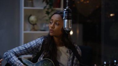 Yeni şarkı sunulması ve akustik gitar çalmak kadınlar 