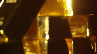 4k yakın up üzerinde dönen parıldayan altın bar standı, servet ve lüks konsepti.