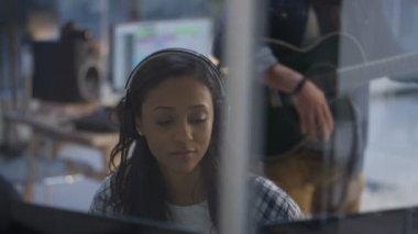 4k grup bir parça karıştırma masasındaki ses mühendisi ile stüdyoda kayıt