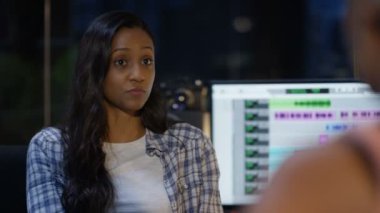 güzel şarkıcı kadın stüdyoda röportaj veren 