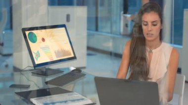 4 k çekici kurumsal işkadını üstünde bilgisayar çizelgeler ve grafikler ile çalışma