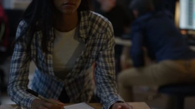 4k Grup arka planda bir şarkıyla stüdyoda beste ve söz yazarı