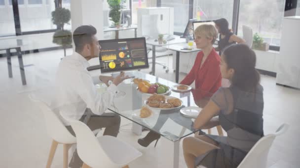 在办公室与食品和茶点的会议上的商务团队 — 图库视频影像