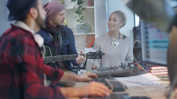 Musiker Nehmen Heimstudio Mit Tontechniker Auf — Stockvideo