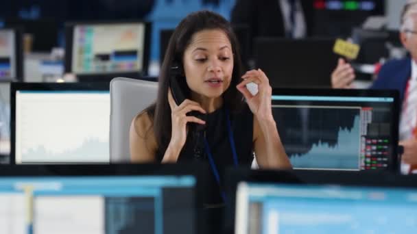 Comerciante Feminina Bolsa Movimentada Negociando Acordo Pelo Telefone — Vídeo de Stock