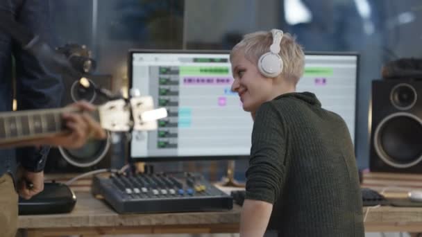 Hermosa Rubia Joven Grabación Canción Con Banda Estudio — Vídeo de stock