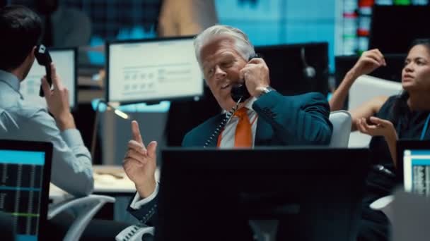 金融交易商在繁忙的股票交易谈判通过电话交易 — 图库视频影像