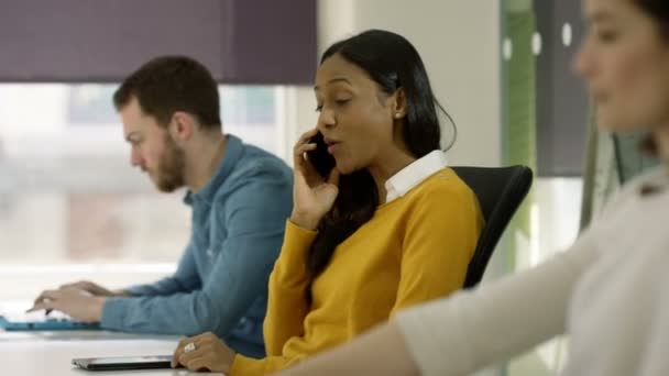 Africano Americano Empresária Falando Telefone Usando Computador Tablet Escritório Moderno — Vídeo de Stock