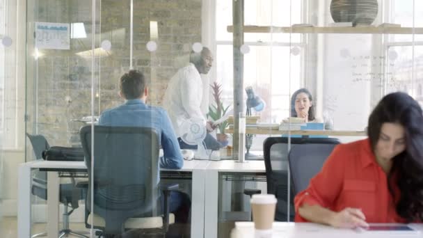 Equipo Negocios Casual Una Reunión Hombre Caucásico Dibujando Gráfico Pantalla — Vídeos de Stock