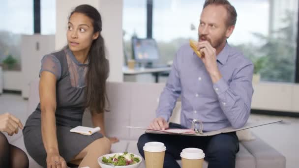 4K Équipe d'affaires dans un petit déjeuner ou un déjeuner de réunion avec de la nourriture et des rafraîchissements 