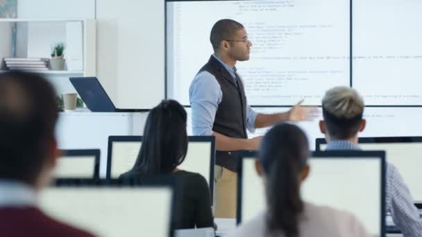 Estudiantes Que Trabajan Computadoras Escuchan Profesor Clase Educación Adultos — Vídeo de stock