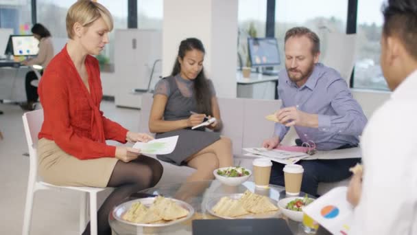 在早餐或午餐会上与食品和点心的商务团队 — 图库视频影像