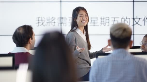 Erwachsene Schüler Sprachkurs Mit Videoleinwand Mit Asiatischen Schriftzeichen — Stockvideo