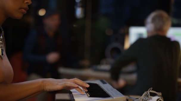 Band Grabando Una Pista Estudio Casa Con Técnico Escritorio Mezcla — Vídeo de stock