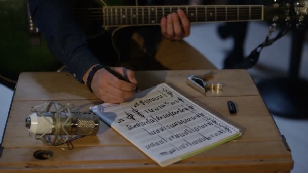 Músico Masculino Escribiendo Una Canción Estudio Grabación Casa — Vídeo de stock