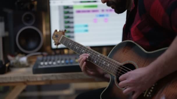 ひげを生やした男の歌を記録し アコースティック ギターの演奏 — ストック動画